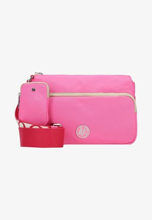 Růžová nylonová crossbody taška s přední kapsou na zip, béžovými akcenty a červeným páskem s potiskem. Logo na přední straně.