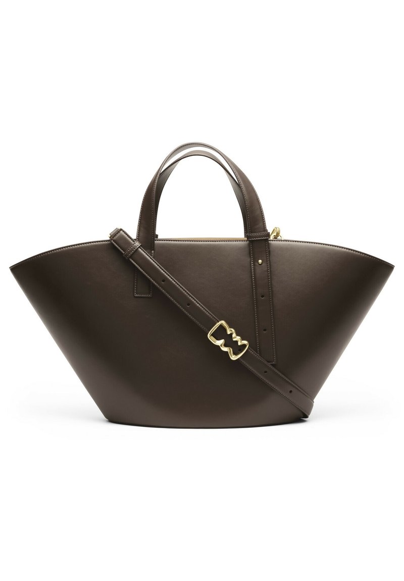 Sac à main trapèze en cuir marron foncé avec deux poignées et une bandoulière réglable dotée d'une boucle dorée.