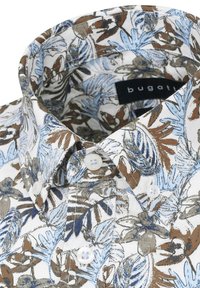 Weißes Hemd mit einem blättrigen Druck in Blau, Braun und Grau. Verfügt über einen Button-down-Kragen und weiße Knöpfe, hergestellt aus leichtem Stoff.