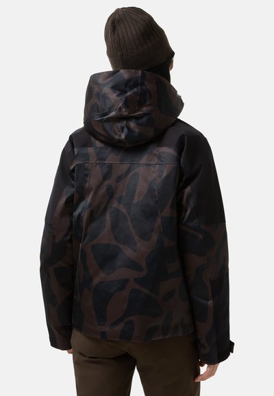 Braun und schwarz gemusterte Jacke mit Kapuze, aus glattem, wasserabweisendem Material. Geschwungene Ärmel und strukturierte Stoffdetails sind sichtbar.