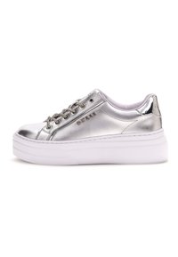 Adidași metalici argintii cu o talpă groasă alb�ă, având gauri metalice pentru șireturi, șireturi texturate și logo-ul mărcii pe lateral.