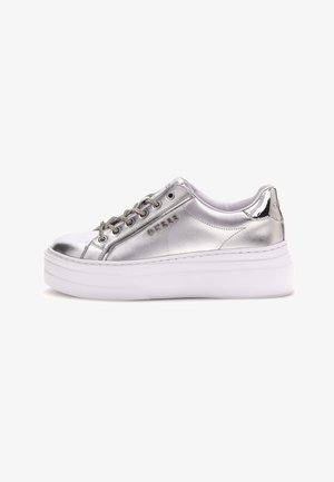 Sneaker metallizzati argento con una spessa suola bianca a piattaforma, dotati di occhielli metallici, lacci testurizzati e logo del marchio sul lato.