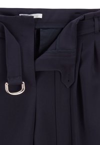 Námořnické kalhoty s hladkou texturou, s širokým páskem, stříbrným D-kroužkem a plisovaným předním detailem pro přidaný styl.