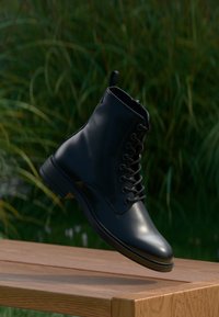 Šněrovací kotníkové boty - black