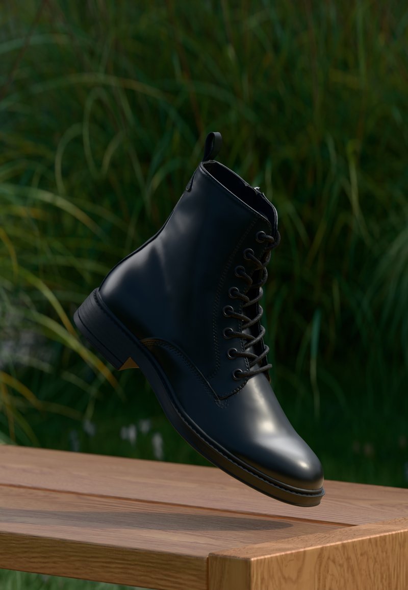 Stivali alla caviglia in pelle nera con finitura liscia, punta arrotondata e design con lacci; presentano una linguetta sul tallone e una suola piatta.