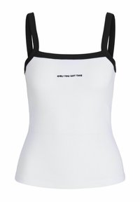Witte geribde tanktop met zwarte rand en banden; voorzien van de tekst "GIRL YOU GOT THIS" gecentreerd op de voorkant in zwarte letters.