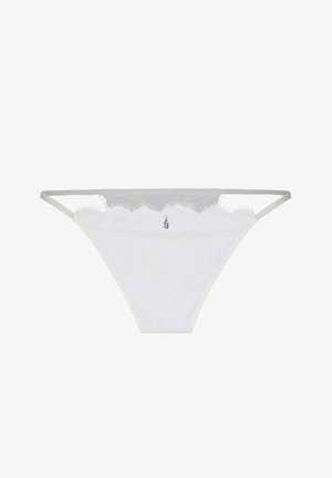 Witte kanten string met gegolfde randen en een kleine centrale siersteen, voorzien van dunne elastische zijbandjes.