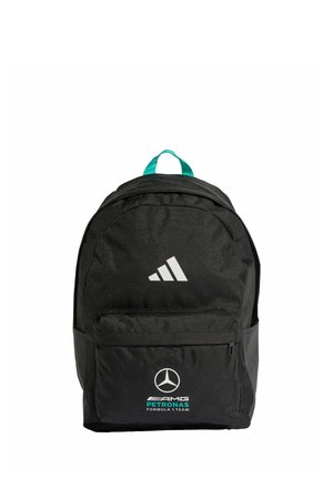 Sort rygsæk med turkis håndtag, Adidas-logo øverst i midten og hvidt Mercedes AMG Petronas Formula 1 Team-logo på frontlommen.