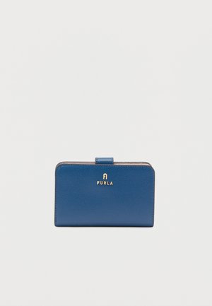 Portofel Furla din piele albastră, formă dreptunghiulară, suprafață texturată, accent cu logo auriu pe față, închidere cu capse, design minimalistic.