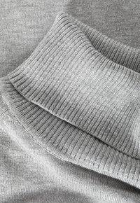 Maglione grigio a maglia con colletto a coste ripiegato, texture del corpo liscia e materiale morbido e leggero per un indossamento confortevole.