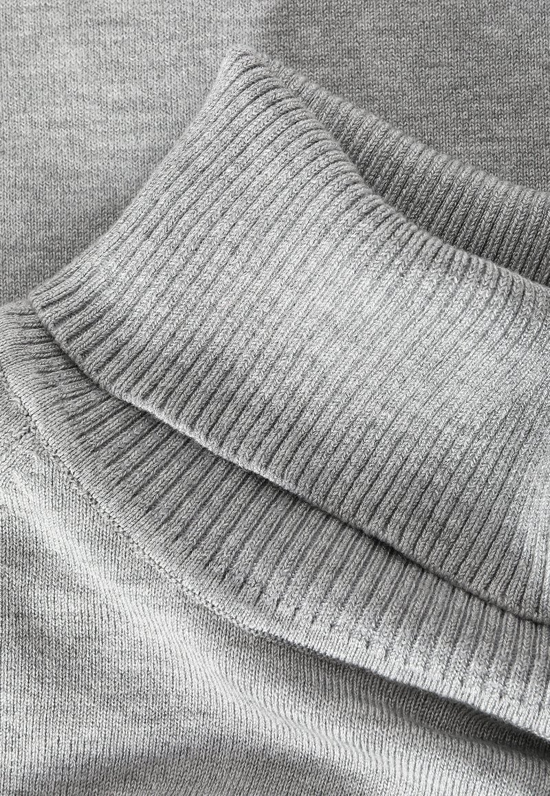 Szary sweter z dzianiny z złożonym, prążkowanym kołnierzem, gładką fakturą materiału oraz miękkim, lekkim tworzywem zapewniającym komfort noszenia.