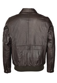 Bruin leren bomberjack met een geribde groene onderrand, zichtbare naden en een enkele opgestikte zak op de linkerarm. Glad textuur.