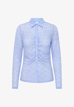 Blusa de encaje azul claro con botón en la parte delantera, mangas largas y cuello. Presenta un detalle de tela fruncida en la cintura.