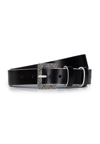 Cinturón de cuero negro con una hebilla de metal plateado texturizada que presenta patrones geométricos y costuras blancas contrastantes a lo largo de los bordes.