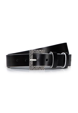 Cintura in pelle nera con una fibbia in metallo argentato testurizzato, decorata con motivi geometrici e cuciture bianche in contrasto lungo i bordi.