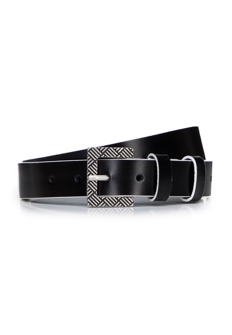 Cinturón de cuero negro con una hebilla de metal plateado texturizada que presenta patrones geométricos y costuras blancas contrastantes a lo largo de los bordes.