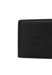 Portafoglio in pelle nera con logo "ARMANI EXCHANGE" impresso a rilievo, forma rettangolare, texture liscia e design minimalista.