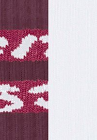 Dzianina w odcieniach ciemnego bordo i bieli. Charakteryzuje się teksturowanym wzorem w postaci pasków z białymi akcentami na gładkim białym tle.