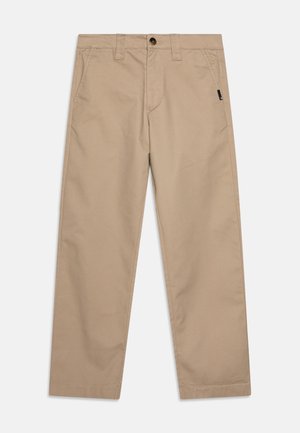 Beżowe chinosy z bawełny z zapięciem na guzik, paskiem, dwoma przednimi kieszeniami i prostymi nogawkami; gładka tekstura i minimalistyczny design.