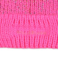 Rosa strikket lue med ribbet tekstur, med flerfargede tråder og preget logo "BILLIEBLUSH" i metallisk skrift på bremmen.