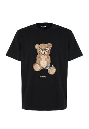 Camiseta de algodón negra con un gráfico de oso desgastado, con ojos de botón, detalles bordados y acentos coloridos. Nombre de la marca "BARROW" debajo.