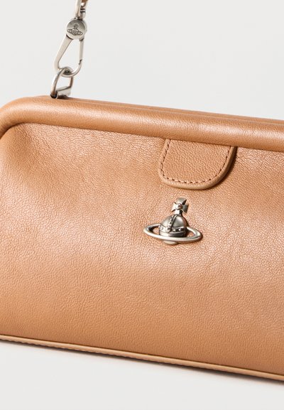 Τσάντα φάκελος από δέρμα καφέ με ασημένιο λογότυπο σφαίρας Κρόνου και μεταλλικό κλιπ με προσαρτημένο αλυσίδα λουράκι σε λευκό φόντο.