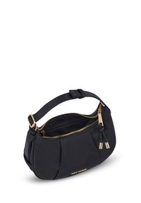 Sac à main noir en nylon avec une forme courbée, matériel doré, bandoulière ajustable et compartiment zippé avec des accents plissés.