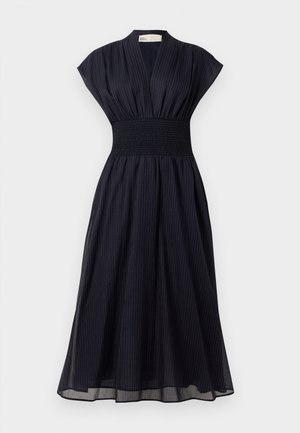 Robe midi bleu marine avec un décolleté en V profond, des manches courtes et une taille smockée. Présente des rayures verticales et une jupe fluide et texturée.