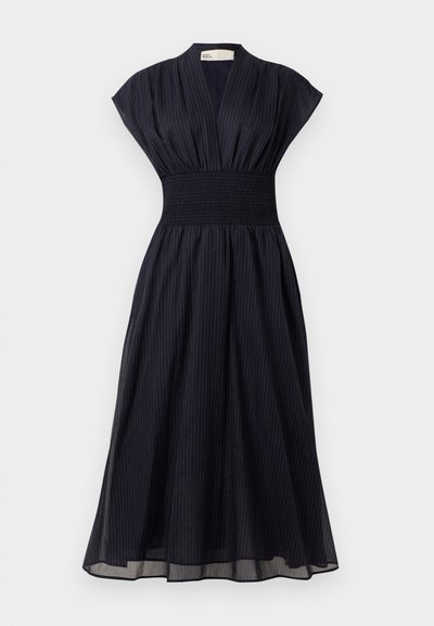 marineblaues Midi-Kleid mit tiefem V-Ausschnitt, kurzen Ärmeln und smockiertem Bund. Es hat vertikale Streifen und einen fließenden, strukturierten Rock.