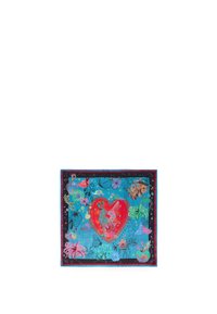 Pañuelo cuadrado colorido con fondo azul, diseño de corazón rojo, patrones florales y de mariposas, y un borde negro.