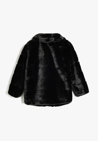Sort faux fur jakke med høj krave og brede ærmer. Teksturen er blød, med en skimrende overflade og vandrette sømdetaljer.