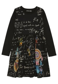 Czarna sukienka z długim rękawem, ozdobiona białym ręcznie napisanym tekstem, kolorowymi wzorami kwiatów i motyli oraz cekinami na dolnej części spódnicy.