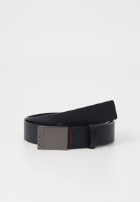 Curea din piele neagră cu o cataramă metalică gri rectangulară. Prezintă detalii cu cusături roșii și o textură netedă, pliată la capăt.