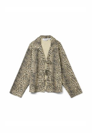 Leopardimustriga jakk küljeäärtega, pikkade varrukatega ja ees lukustustega. Kangas näitab tekstuurset viimistlust ja julget mustrit.