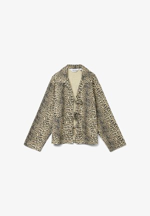 Leopardimustriga jakk küljeäärtega, pikkade varrukatega ja ees lukustustega. Kangas näitab tekstuurset viimistlust ja julget mustrit.