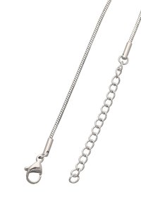 Cadena de metal plateado con un cierre de langosta y una extensión de eslabón ajustable. Presenta una textura suave y flexible con un diseño elegante.