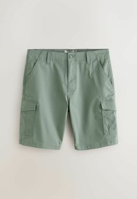 Shorts cargo vert olive avec fermeture par bouton, passants de ceinture, poches latérales et poches à rabat sur chaque cuisse, présentés à plat sur une surface blanche.
