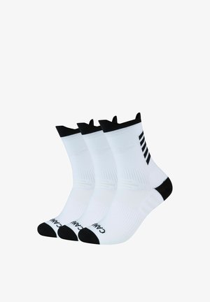 Weiße Sportsocken mit schwarzen Akzenten, einem kurzen Bündchen und einem gestreiften Muster. Hergestellt aus dehnbarem Material für zusätzlichen Komfort. Set von drei.