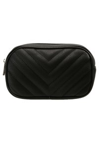 Mustassa strukturoidussa nahkapussissa on chevron-kuvio, vetoketjukiinnitys ja sileät reunat; kompakti suorakulmainen muoto.