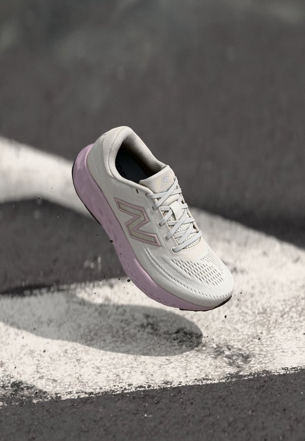 FRESH FOAM X EVOZ V4 - Road running shoes - sea salt