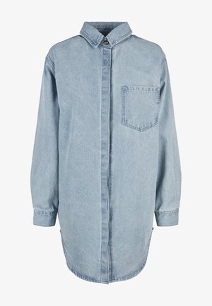 Camisa de mezclilla azul claro con mangas largas, cuello, cierre frontal de botones y un bolsillo en el pecho. Presenta un dobladillo curvado y un ajuste relajado.