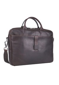 Valigetta in pelle marrone con due manici, tracolla regolabile, chiusura a zip e linguetta decorativa anteriore. Texture liscia con una leggera lucentezza.