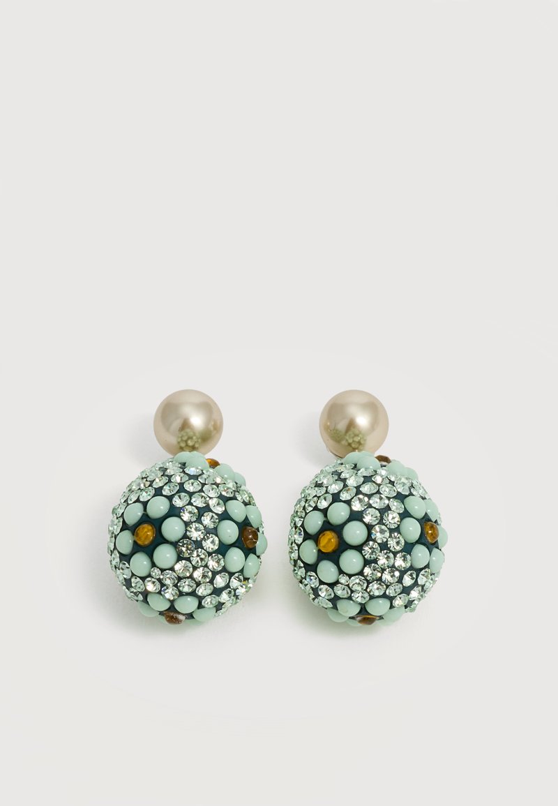 Boucles d’oreilles rondes avec un gros clou de perle et une goutte sphérique recouverte de perles bleu clair, de cristaux transparents et de petites touches d’ambre.