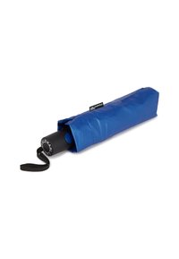 Compact blauwe paraplu met een matte zwarte handgreep, opgeborgen in een bijpassende blauwe hoes met een riem en logo-detail.
