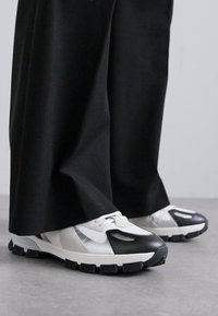 MOSCHINO UOMO - Sportbačiai - bianco/nero/argento