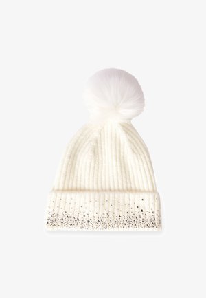 Biała, prążkowana zimowa czapka z dużym, puszystym pomponem i błyszczącymi rhinestone'ami na złożonym mankiecie, na białym tle.