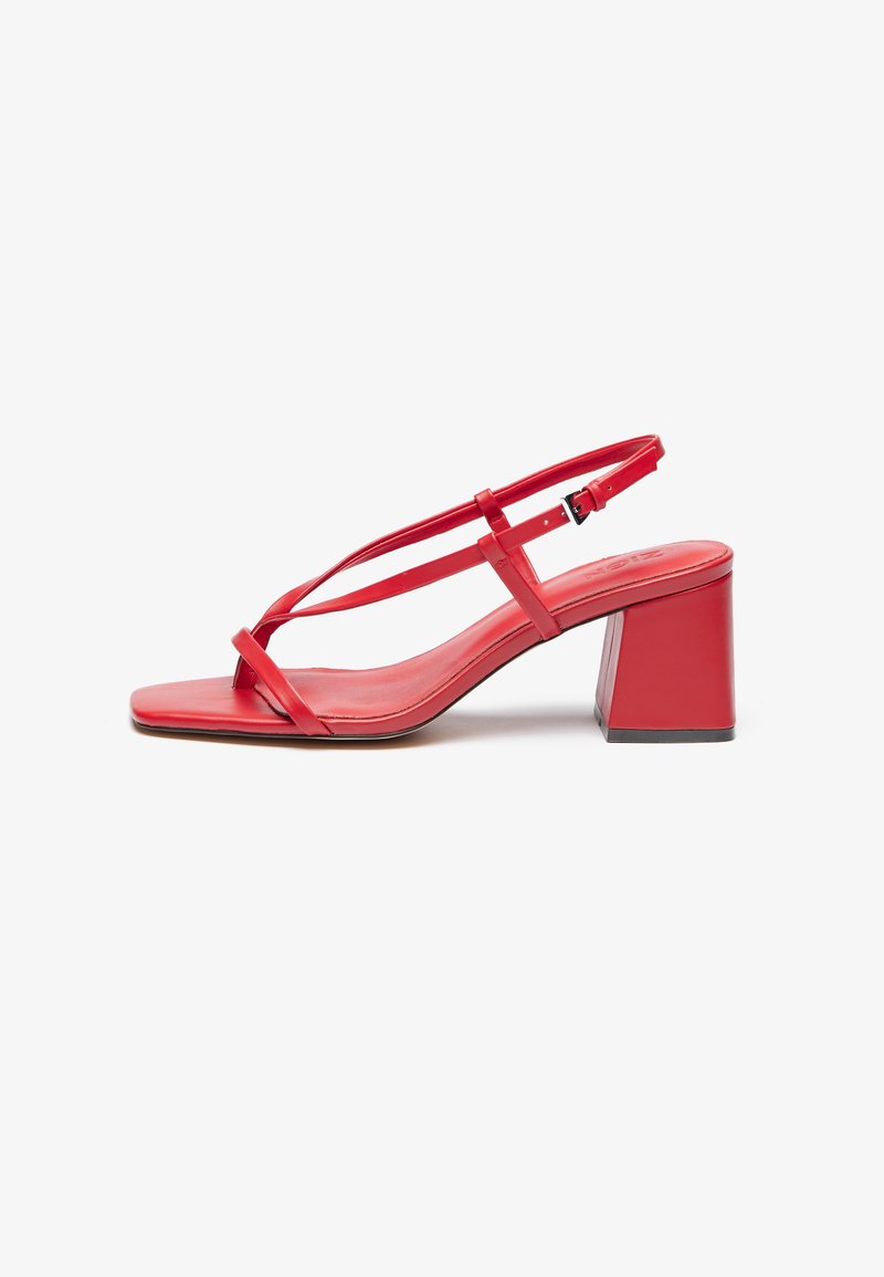 Rode hoge hak sandalen met een vierkante neus, dunne banden en een blokhak ontwerp. Gemaakt van glad leer met een glanzende afwerking.