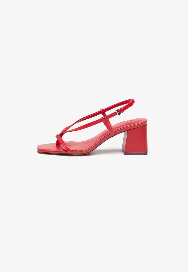 Rode hoge hak sandalen met een vierkante neus, dunne banden en een blokhak ontwerp. Gemaakt van glad leer met een glanzende afwerking.
