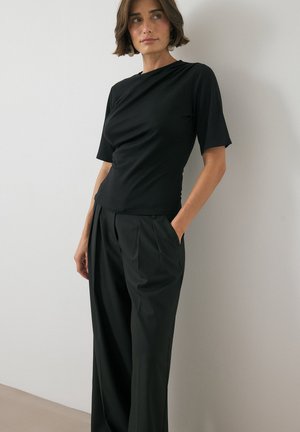 NA-KD, DRAPED  - Lihtne T-särk - black