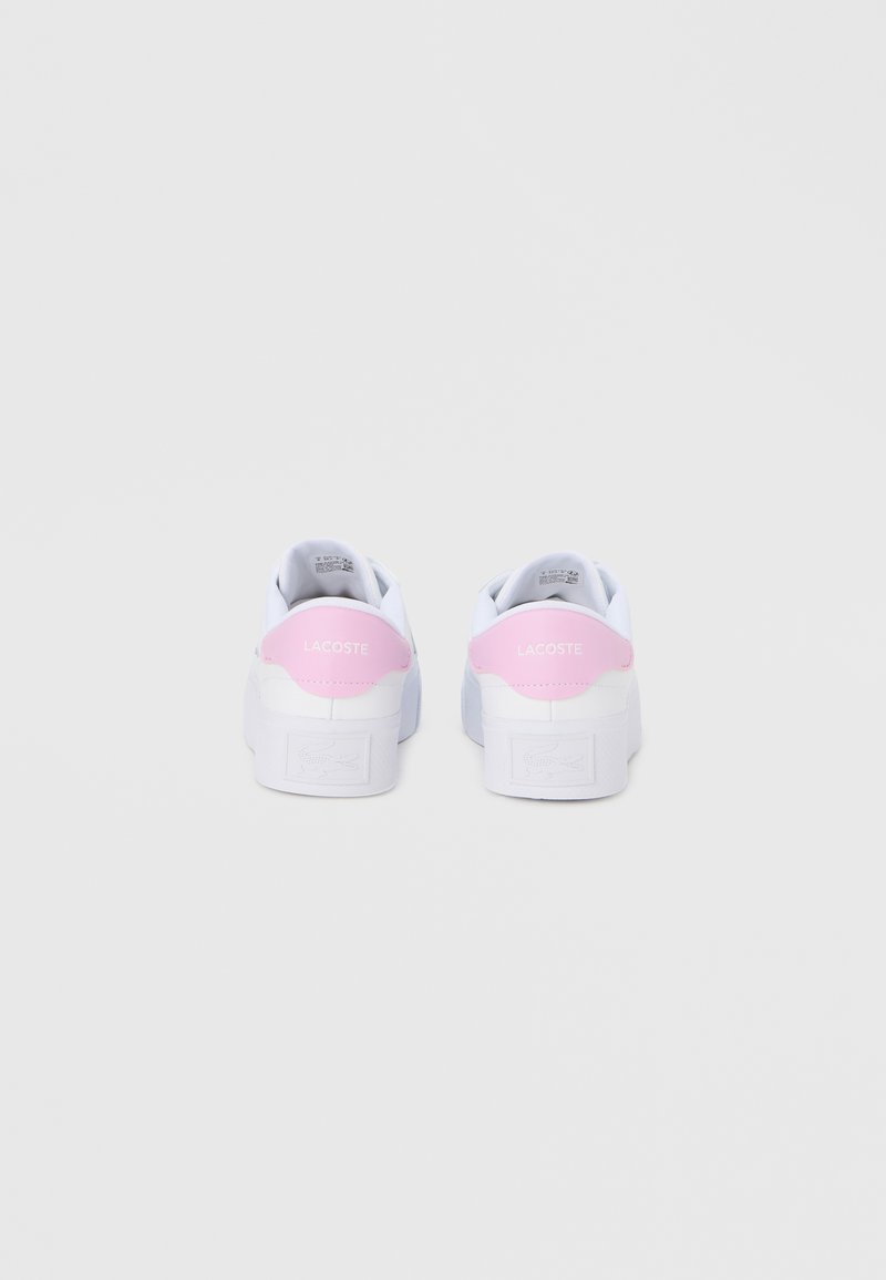 Hvide sneakers med pink hælaccent, tekstureret materiale og et logo bagpå. Med enkelt snøredesign og flad sål.